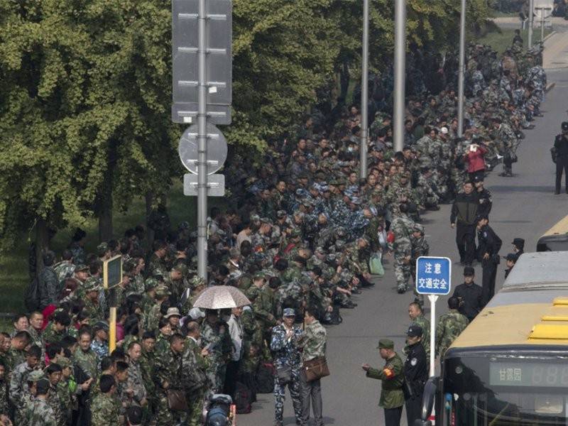 Ribuan veteran tentera China menyertai tunjuk perasaan di Beijing.
