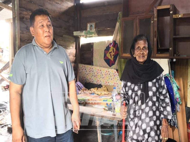 Ahmad Mustain menziarahi Veerammah yang menetap di sebuah rumah daif di Kampung Naidu, di sini.