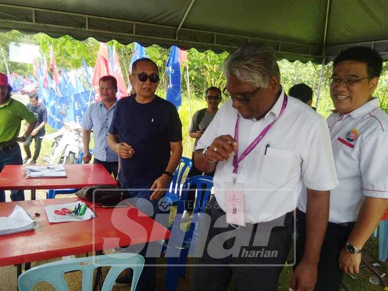 Manogaran (tengah) ketika meninjau khemah kem PH di pusat tersebut, hari ini.