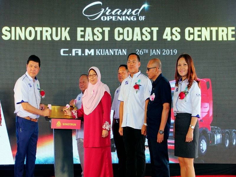 Timbalan Menteri di Jabatan Perdana Menteri Fuziah Salleh (hadapan ,dua, kiri) menandatangani plak perasmian pembukaan Sinotruk East Coast 4S Centre hari ini.
Sinotruk East Coast 4S Centre yang terletak di Jalan Gambang itu menyediakan perkhidmatan jualan, servis, alat ganti dan cat kepada para pelanggan trak tugas berat Sinotruk serta kenderaan komersial tugas ringan.- Bernama