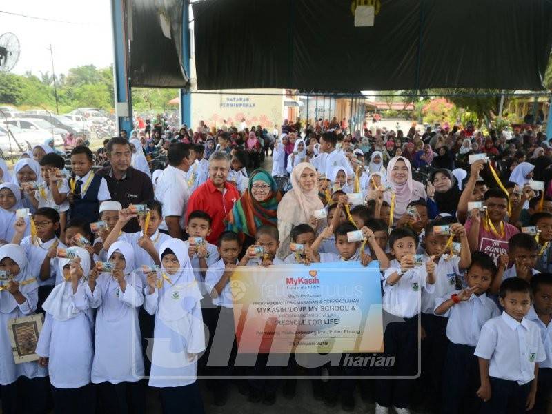 Nurul Izzah bergambar bersama pelajar dalam program My kasih Love My School dan Program Kitar Semula Recycle or Life di Sekolah Kebangsaan Mengkuang, Berapit, semalam.