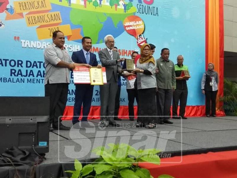 Raja Kamarul Bahrin menyampaikan hadiah kepada wakil Taman Tema Studio Animasi (MAPS) yang memenangi tempat pertama Tandas Awam Bersih Kategori Kawasan Pelancongan pada majlis tersebut.