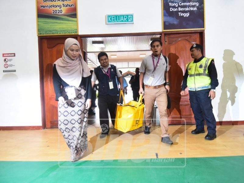 Petugas-petugas SPR membawa masuk Peti Undi ke dalam Dewan SMK Sultan Ahmad Shah. - Foto: SHARIFUDIN ABDUL RAHIM