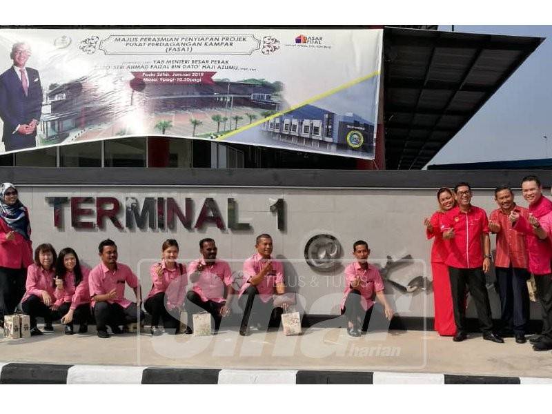 Ahmad Faizal (tiga, kanan) di hadapan terminal berkenaan.