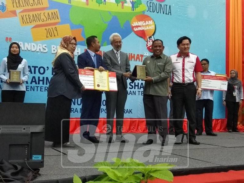 Raja Kamarul Bahrin Shah menyampaikan hadiah kepada Setiausaha MBI, Mohd Zakuan Zakaria selepas PBT itu memenangi tempat pertama bagi kategori Pihak Berkuasa Tempatan (Bandar raya/Perbandaran).