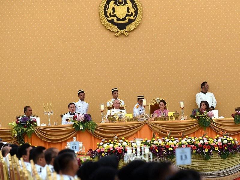 Timbalan Yang di-Pertuan Agong Sultan Nazrin Shah (duduk tiga, kanan) dan Raja Permaisuri Perak Tuanku Zara Salim (duduk dua, kanan) berangkat tiba bagi menghadiri Majlis Santapan Beradat sempena Sambutan Hari Kastam Sedunia Kali Ke-37 Tahun 2019 di Istana Negara malam ini. Foto: Bernama