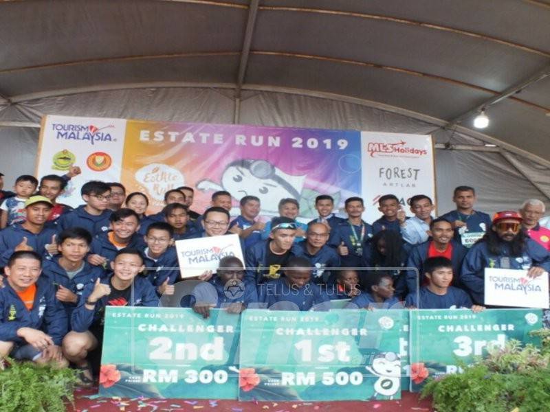 Peserta Kejohanan Estate Run Asia 2019 merakam kenangan bersama.
