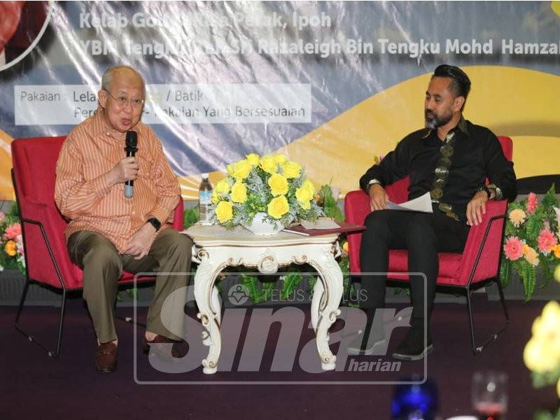 Tengku Razaleigh bersama moderator, Norali Nordin dalam ceramah 'Masa Depan Orang Melayu', malam tadi.
