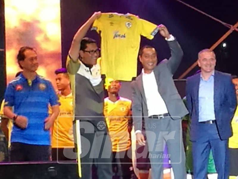 Ahmad Faizal bersama jersi baharu Perak yang dilancarkan semalam.
