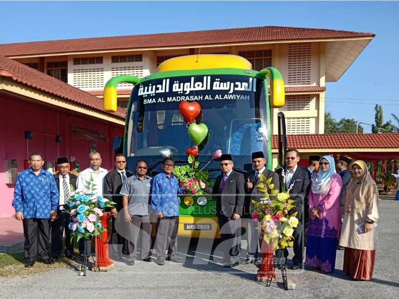 Koperasi SMA Al Madrasah Al Alawiyah Ad Diniah Perlis Berhad mengambil inisiatif menyediakan perkhidmatan bas sendiri.
