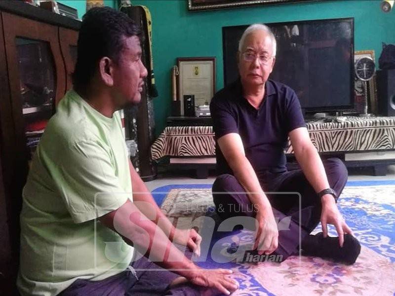 Najib bertanyakan keadaan kesihatan Ebby Yus ketika melawat artis itu di rumahnya di Kampung Baru.
