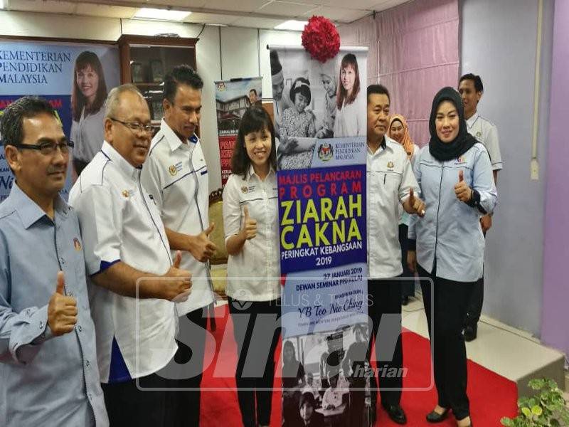 Nie Ching (empat dari kiri) merasmikan program Ziarah Cakna peringkat kebangsaan di Pejabat Pendidikan Kulai.