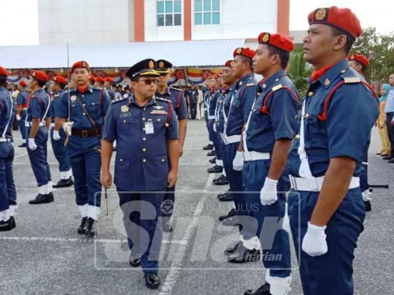 Azlimin memeriksa barisan kawalan kehormat pada Majlis Perbarisan Tahunan JBPM Terengganu di sini, hari ini.
