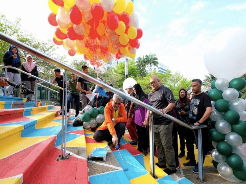 Menteri Wilayah Persekutuan Khalid Abdul Samad (tengah) mengecat mural art @ Alamanda steps pada Program Placemaking@Jejak Sisiran Putrajaya di Sisiran Tasik Presint 1 hari ini. Turut kelihatan Presiden Perbadanan Putrajaya (PPJ) Datuk Dr Aminuddin Hassim (dua,kanan). Dianggarkan seramai 2 ribu peserta menyertai program tersebut yang dianjurkan oleh Perbadanan Putrajaya (PPJ) dengan usaha sama komuniti Putrajaya, Pertubuhan Bukan Kerajaan (NGO) dan agensi swasta.- Foto Bernama
