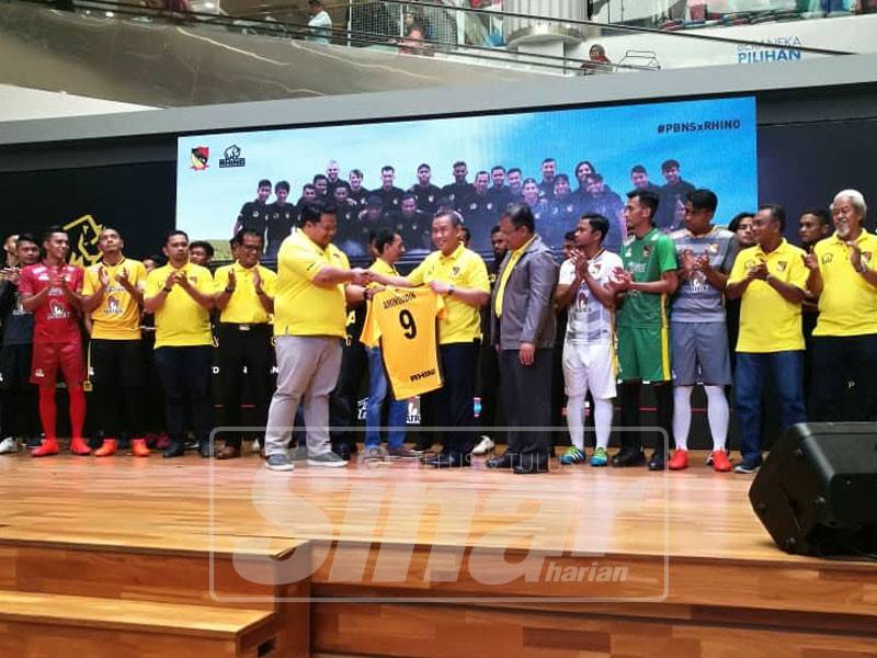 Pemain Skuad Jang mengayakan jersi baharu semasa pelancaran di Mydin Seremban 2, tadi.