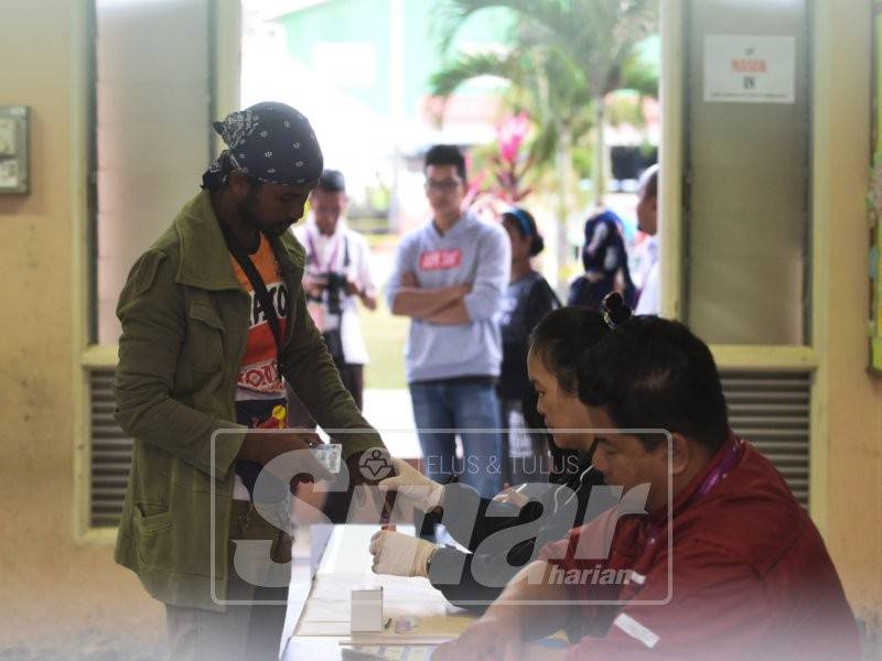 Pengundi-pengundi menunaikan tanggung jawab membuang undi pada hari mengundi PRK Cameron Highland di SJK (C) Bertam Valley. - Foto Sinar Harian/SHARIFUDIN ABDUL RAHIM