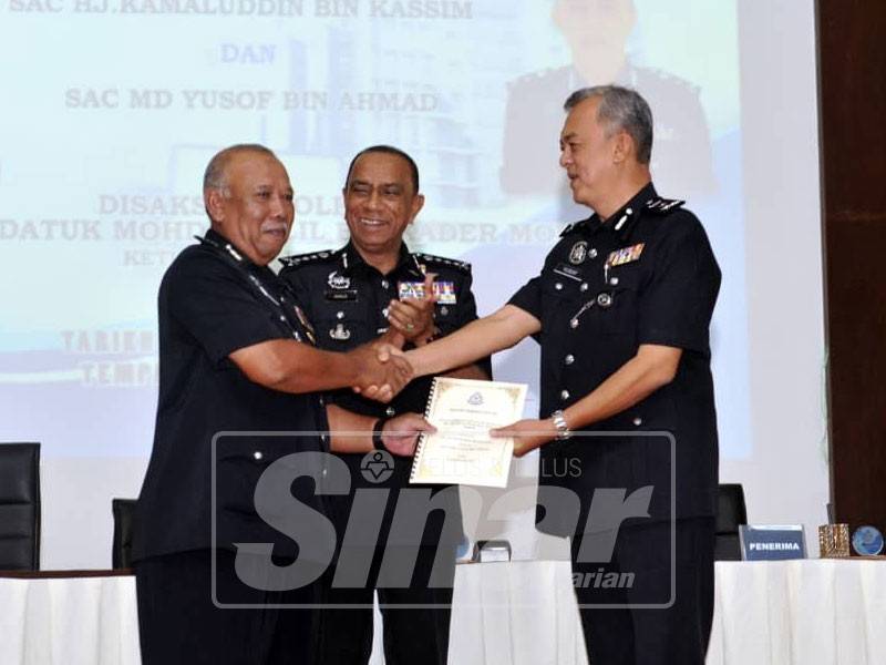 Majlis serah terima tugas antara Kamaluddin (kiri) dan Md Yusof (kanan) sambil disaksikan Mohd Khalil (tengah).