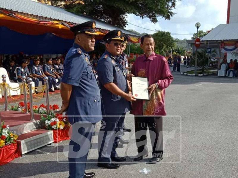 Azlimin menyampaikan penghargaan kepada Che Muda pada Majlis Perbarisan Tahunan JBPM Terengganu di sini, hari ini.