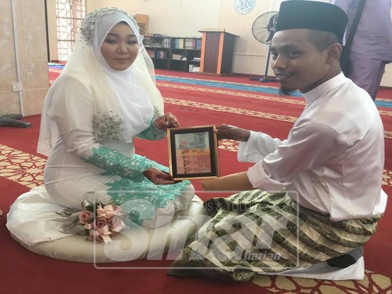 Pasangan pengantin, Azahari dan Mastura disatukan dalam majlis pernikahan yang diaadakan di Masjid Pengkalan Minyak, Ayer Molek, di sini, Jumaat lalu.