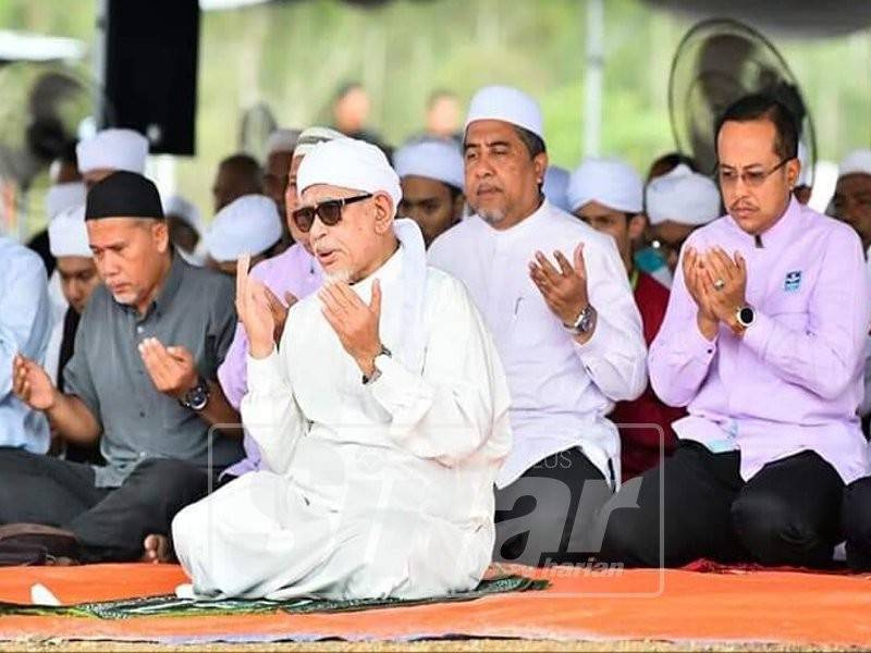 Abdul Hadi mengetuai solat hajat sebelum menyempurnakan majlis pecah tanah di Gong Chempedak, di sini, hari ini.