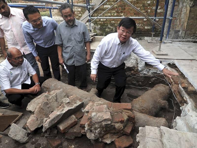 Ketua Menteri Pulau Pinang Chow Kon Yeow melihat meriam dan mortar zaman penjajahan British yang ditemui oleh penyelidik dari Pusat Penyelidikan Arkeologi Global Universiti Sains Malaysia pada Jumaat lepas semasa kerja-kerja pemuliharaan di Tapak Fort Cornwalis Padang Kota Lama hari ini. - Foto Bernama