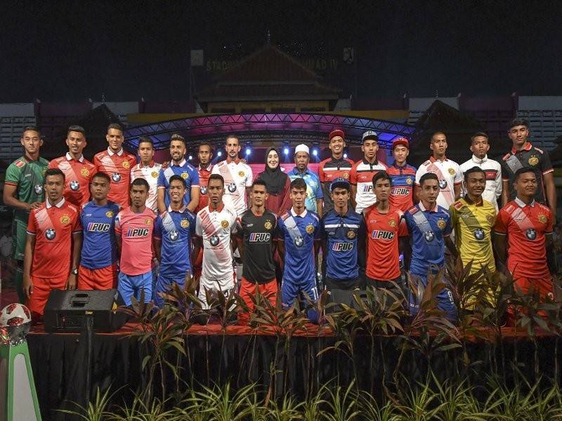 Majlis Pelancaran Jersi dan Memperkenalkan Pemain The Red Warriors di pekarangan Stadium Sultan Muhammad ke-IV di sini, malam semalam.- Foto Bernama