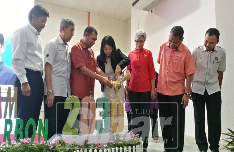 Bee Yin (tengah) sewaktu merasmikan Sesi Townhall Bandar Penggaram Ke Arah Bandar Rendah Karbon 2030 di Batu Pahat.