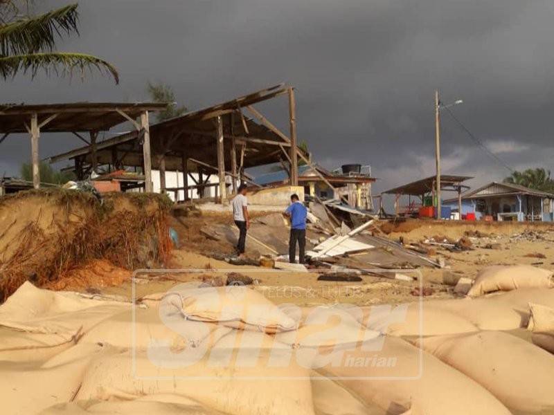 Keadaan bangsal pendaratan nelayan yang roboh sebahagiannya akibat hakisan pantai di Pantai Tanjung Kuala Kemasik.