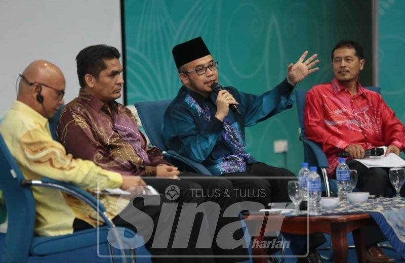 Datuk Dr Mohd Asri (dua, kanan) ketika sesi forum berlangsung semalam.