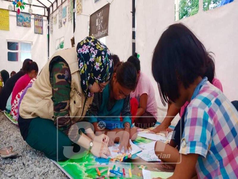 Nur Hazwani menjalani aktiviti bersama kanak-kanak yang menjadi mangsa gempa baru-baru ini.