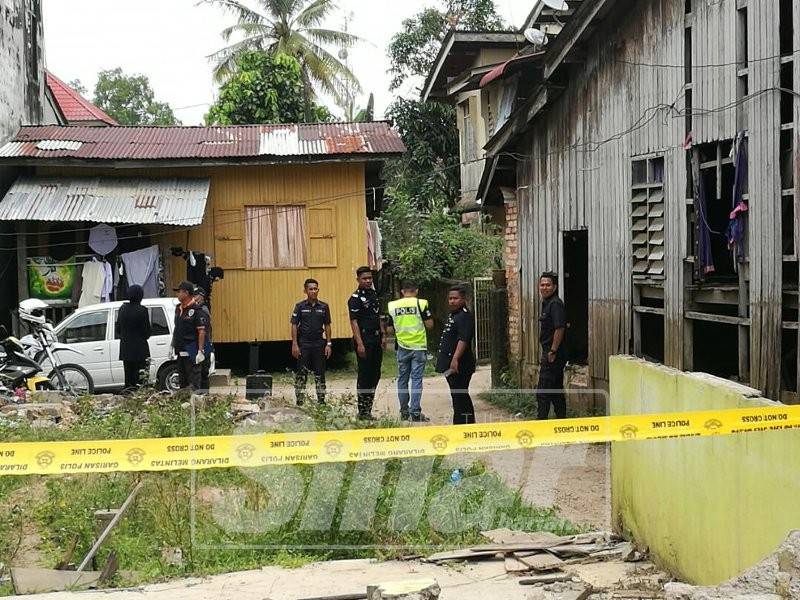 Polis sedang melakukan siasatan di tempat kejadian.
