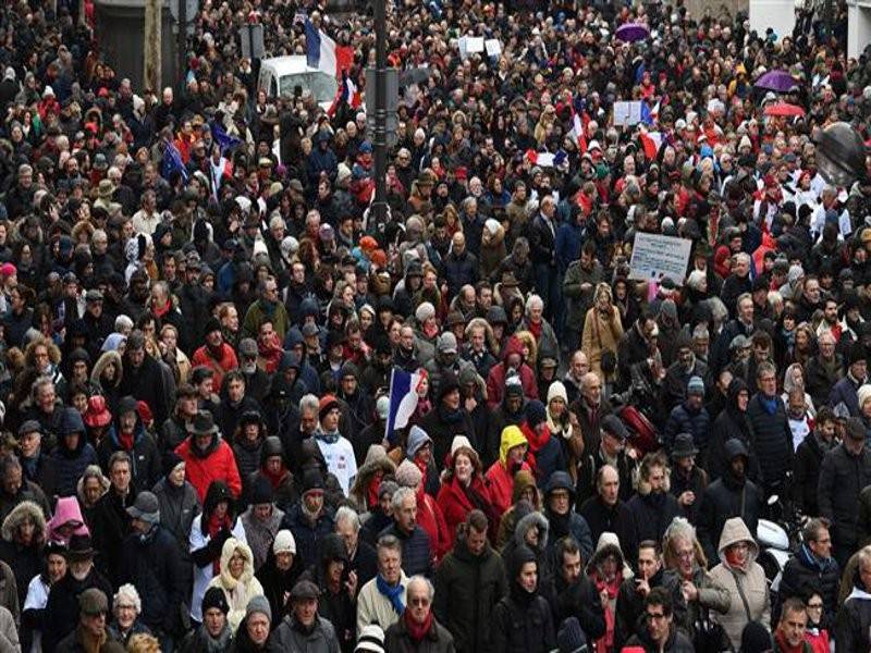 Kumpulan penunjuk perasaan itu berarak secara aman di tengah Paris, semalam.