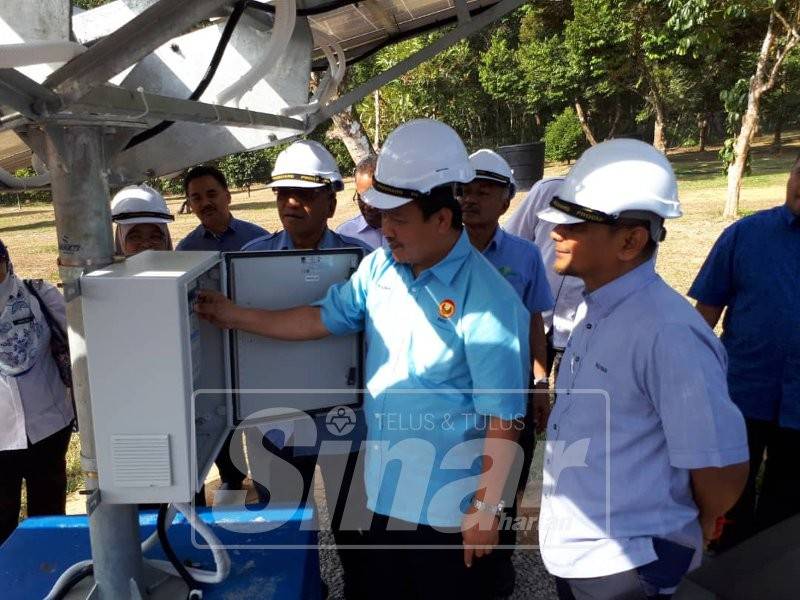 Azman tengah meneliti sistem telaga solar pada majlis perasmian hari ini.