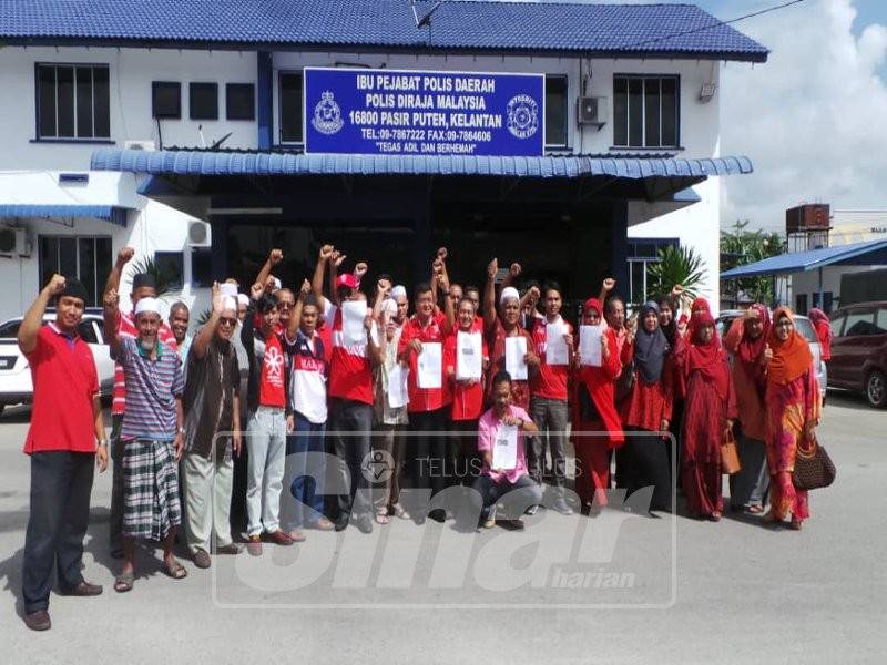 Wan Marzudi (tengah) bersama pimpinan dan ahli Bersatu Pasir Puteh selepas membuat laporan polis hari ini.
