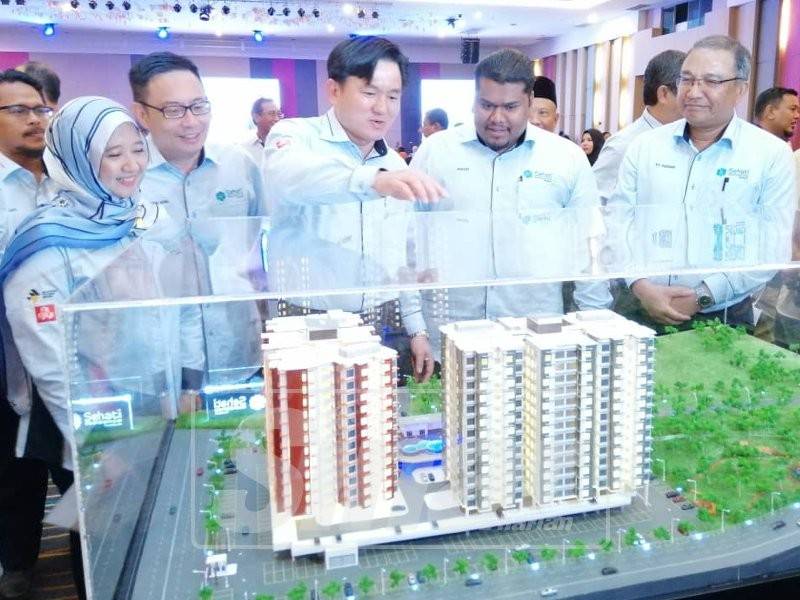 Paul melihat model Perumahan Sehati Residence Tambun yang dibangunkan MHB.