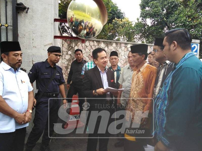 Jasmin (tiga, kanan)menyerahkan memorandum kepada Fahrin (tiga, kiri) di Istana Alam Shah, hari ini.
