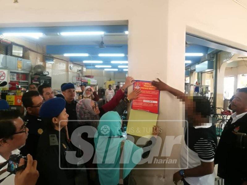 Notis penutupan dilekatkan di sebuah restoran mamak kerana didapati kotor.