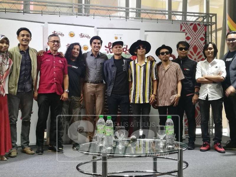 Syed Saddiq bersama barisan artis indie yang bakal membuat persembahan dalam Festival Bando Muo.