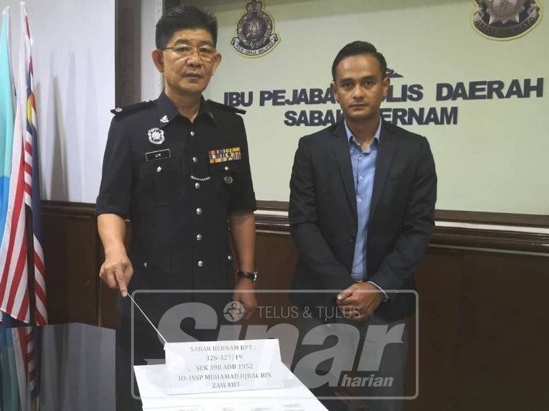 Chee Khoon (kiri) menunjukkan dadah dirampas pada sidang media di IPD Sabak Bernam, hari ini.