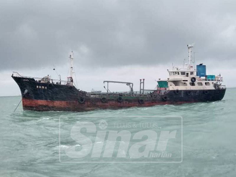 Kapal tangki yang ditahan kerana berlabuh tanpa kebenaran.