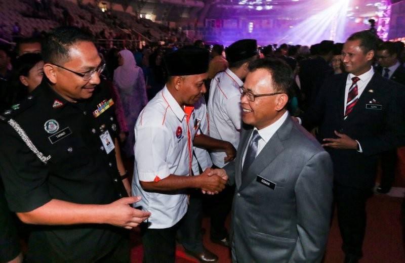 Osman bersalaman bersama antara pegawai dan anggota perkhidmatan awam yang hadir. - Foto Ihsan Pejabat Menteri Besar Johor