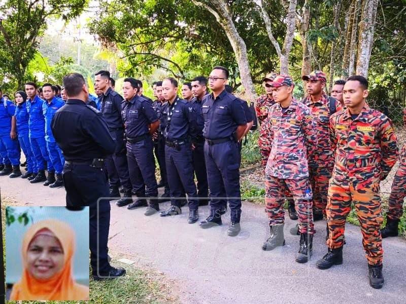 Anggota polis bersama pasukan bomba dan penyelamat berbaris sebelum memulakan operasi mencari dan menyelamat pada hari ketiga Rosiah hilang, semalam. Gambar kecil, Rosiah.
