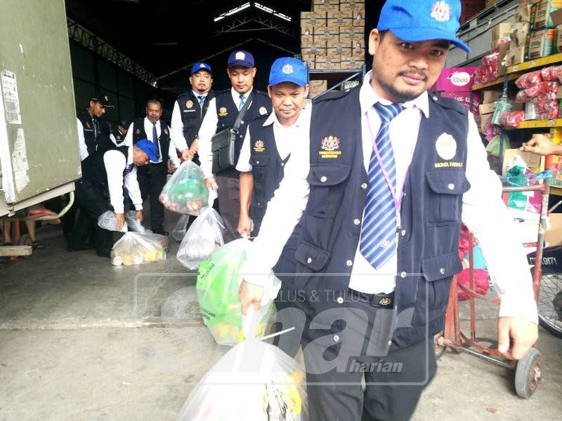 Anggota penguatkuasa Pejabat Kesihatan Daerah Tumpat merampas barang yang luput tarikh.