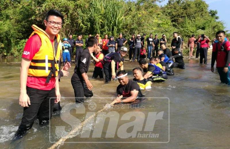 Kar Hing pada acara tarik tali di dalam air.