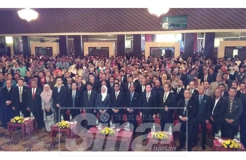 Ahmad Faizal bersama Exco-exco Kerajaan Perak dan penjawat awam negeri pada Majlis Executive Talk dan Perutusan Amanat Tahun Baharu 2019 di Hotel Kinta Riverfront Ipoh, di sini.