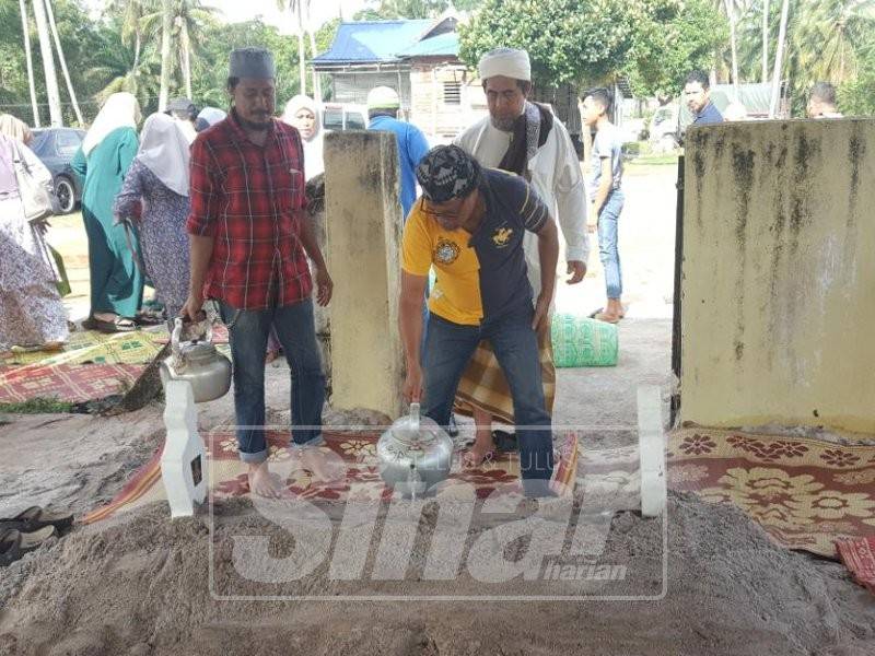 Jenazah selamat dikebumikan di Tanah Perkuburan Islam Balok, 10 pagi tadi.
