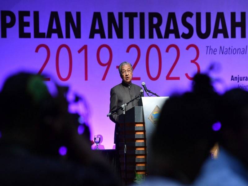 Perdana Menteri Tun Dr Mahathir Mohamad ketika berucap melancarkan Pelan AntiRasuah Nasional (NACP) 2019-2023 di Pusat Konvensyen Antarabangsa Putrajaya (PICC) hari ini. NACP 2019-2023 dilaksanakan berdasarkan 22 strategi yang akan diberi keutamaan bagi enam sektor utama. Ia mengandungi 115 inisiatif antirasuah melibatkan sektor iaitu politik; perolehan awam; penguatkuasaan undang-undang; pentadbiran sektor awam; perundangan dan kehakiman; serta tadbir urus korporat. - Foto Bernama
