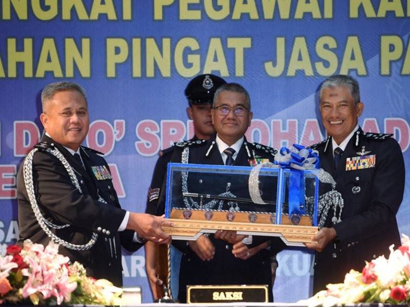 Ketua Polis Negara Tan Sri Mohamad Fuzi Harun (tengah) menyaksikan penyerahan tongkat kuasa Pengarah Pengurusan Bukit Aman diantara Pengarah Pengurusan Bukit Aman Datuk Abd Jalil Hassan (kiri) kepada Datuk Abd Rahim Jaafar (kanan) pada Majlis Serah Terima Tugas Pegawai Kanan Polis di Pusat Latihan Polis Kuala Lumpur. - Foto Bernama
