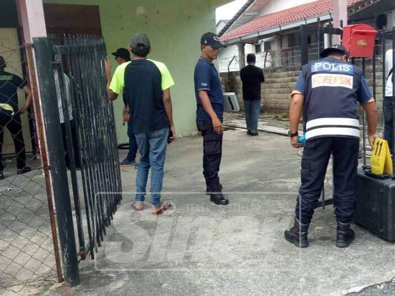 Pasukan polis menjalankan siasatan di lokasi kejadian.