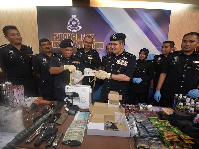 Ketua Polis Kuala Lumpur, Datuk Seri Mazlan Lazim (empat, kanan) menunjukkan pakaian dalam yang dipercayai digunakan oleh keldai dadah untuk menyimpan dadah dirampas dalam satu serbuan pada sidang media mengenai kejayaan polis menumpaskan kes pengedaran dadah di Ibu Pejabat Polis Kontinjen Kuala Lumpur, hari ini. - Foto Bernama